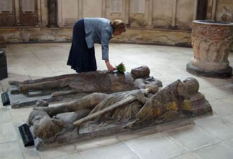 Elizabeth Chadwick visiting the William Marshal effigy